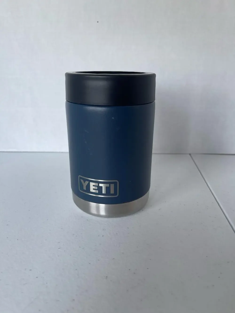 Yeti Rambler Can Cooler Navy 12oz can